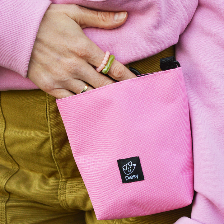 PIESY 🐕 Saszetka na smaczki różowa