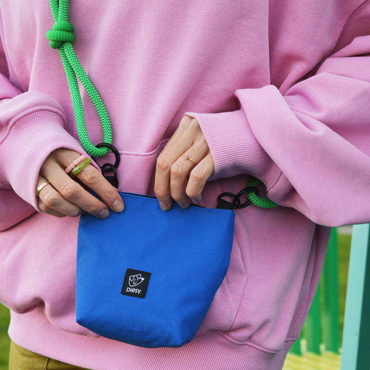 PIESY 🐕 Saszetka na smaczki niebieska